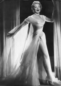 Marlene Dietrich in Windkleid