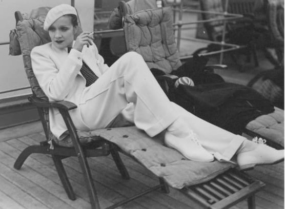 Marlene Dietrich im weissen Anzug