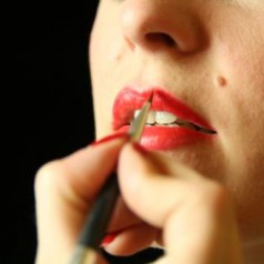 Knallrote Lippen – Eine Geschichte des Lippenstifts