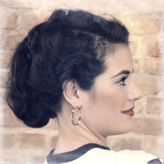 Rockabilly Frisur – Süße Locken mit Haarkamm