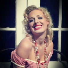 Marilyns Haare – Marilyn Monroe Frisur Tutorial